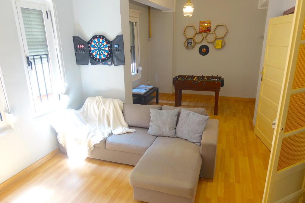 sala de estar con sofá y mesa en Yellow Door 2, en Ponferrada