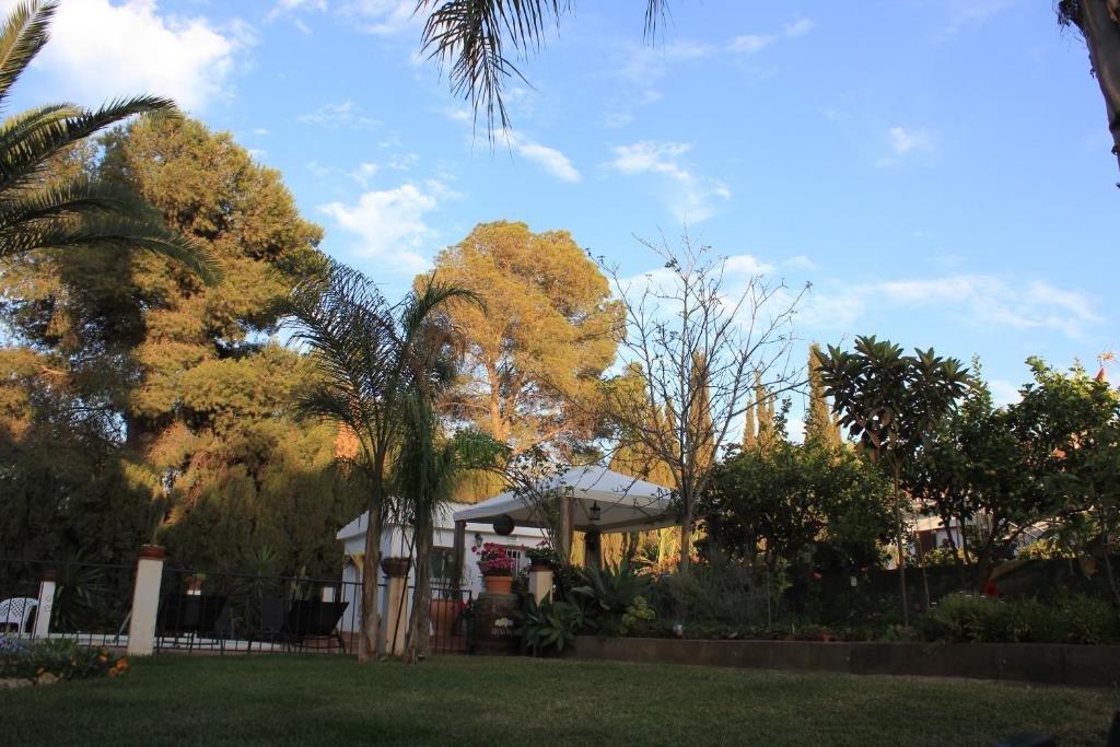 A garden outside Villa El Hogar