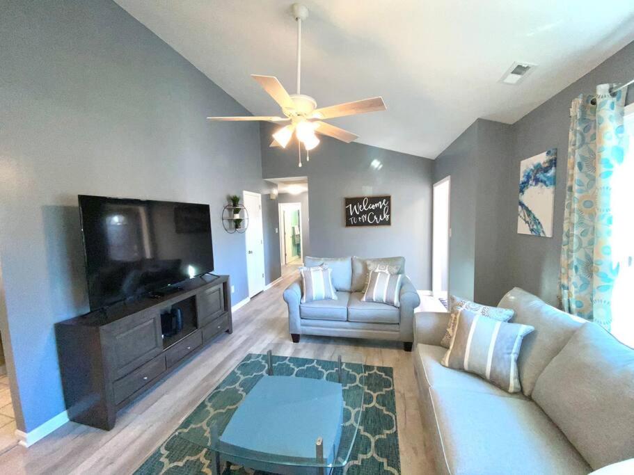 The Best Getaway Friends & Family Hangout!!! - Three-Bedroom House
