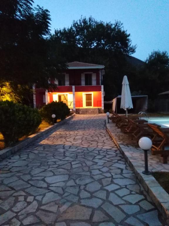 Vonkajšia záhrada v ubytovaní Red Villa
