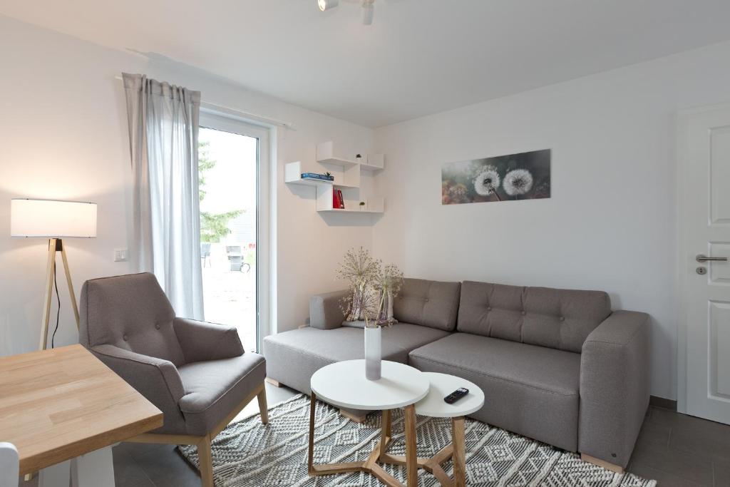 un soggiorno con divano e tavolo di Apartment unter den Kiefern 93 a Röbel