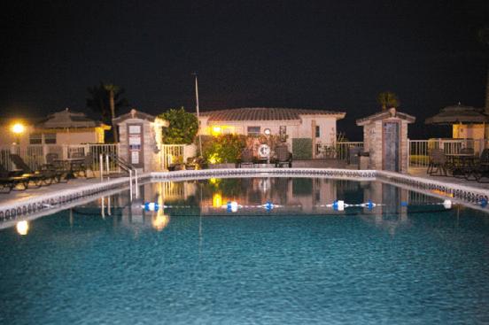 Bazén v ubytování Royal Flamingo Villas nebo v jeho okolí