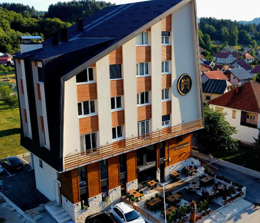 une vue aérienne sur un hôtel dans l'établissement Modern Mountain - Apartment Najomi, à Kolašin
