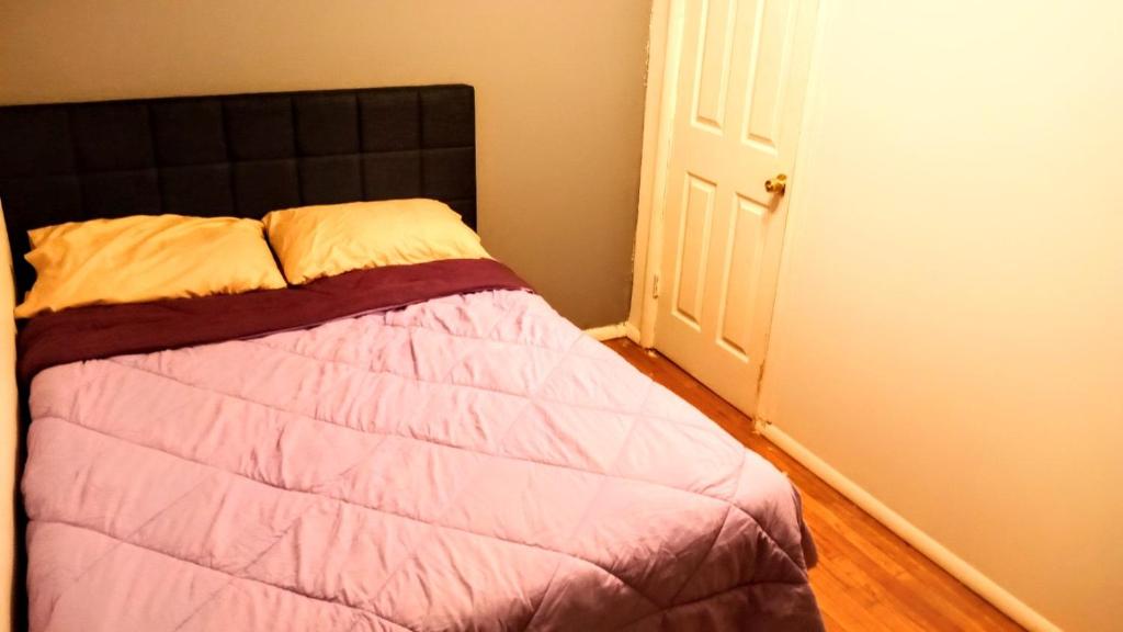 1 dormitorio con 1 cama con cabecero negro en Room in Guest room - Cozy Bedroom close to downtown en Baltimore