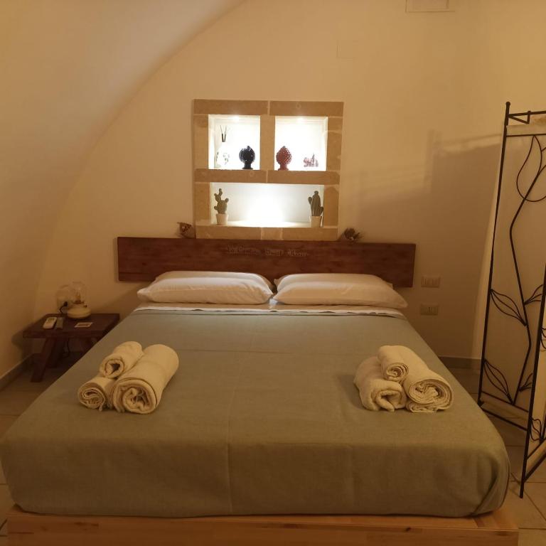 A bed or beds in a room at La Cantina Guest House