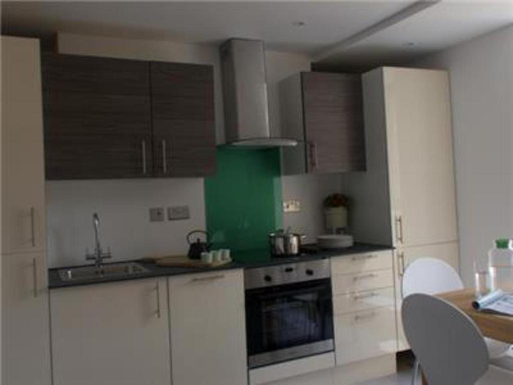 Кухня или кухненски бокс в Beautiful 2-Bed Apartment in Southend-on-Sea
