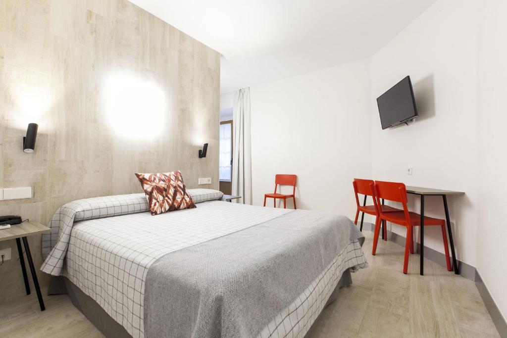 Ein Bett oder Betten in einem Zimmer der Unterkunft Hostal Castilla II Puerta del Sol