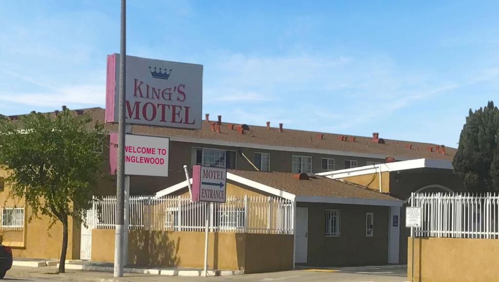 un motel con un cartel frente a un edificio en Kings Motel Inglewood en Inglewood