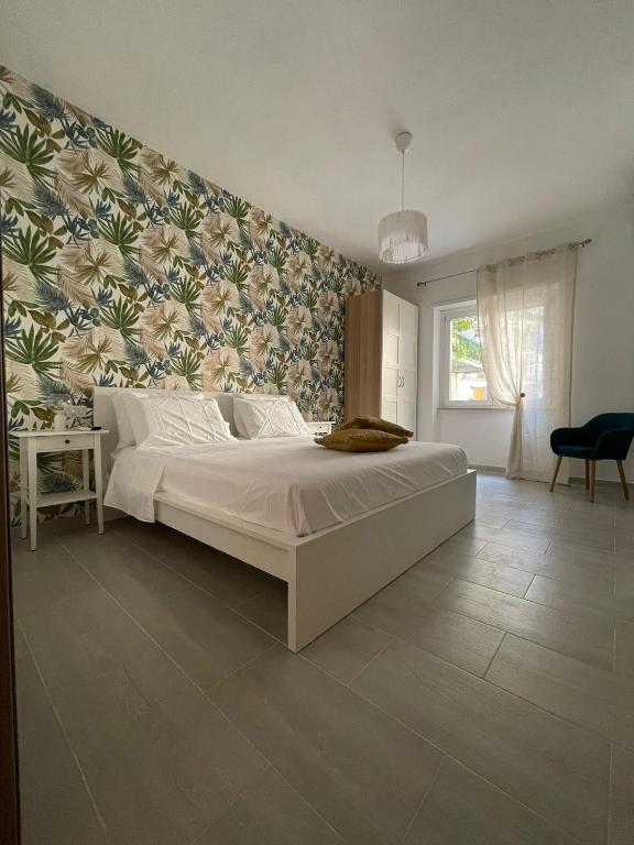 una camera con un grande letto con una parete floreale di Anfra B&B a Napoli