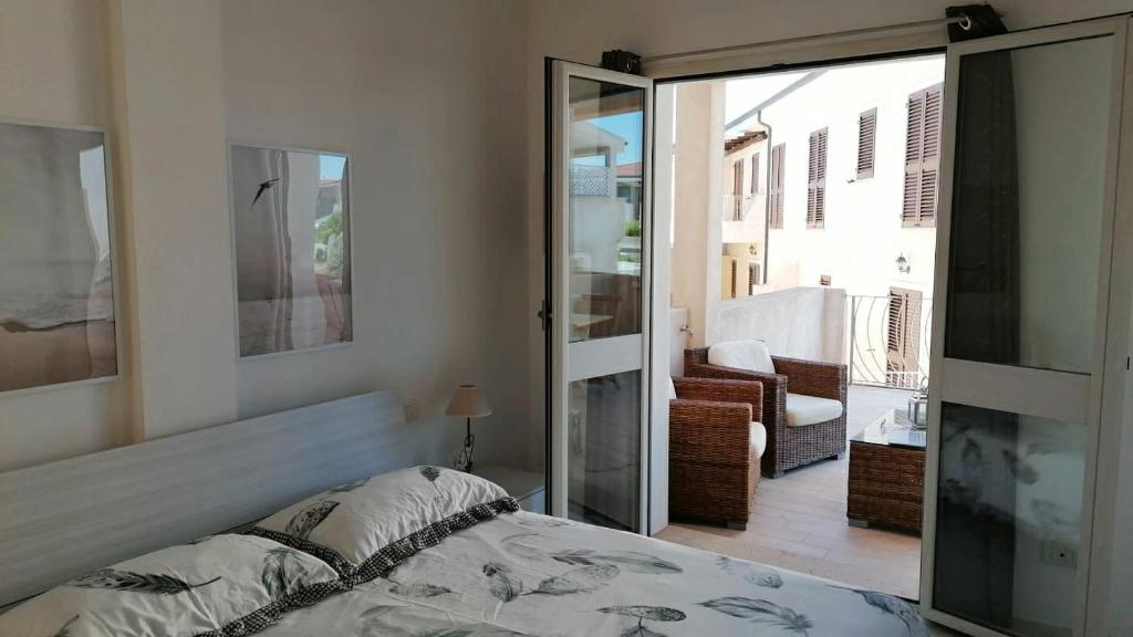 A bed or beds in a room at Appartamento incantevole con piscina