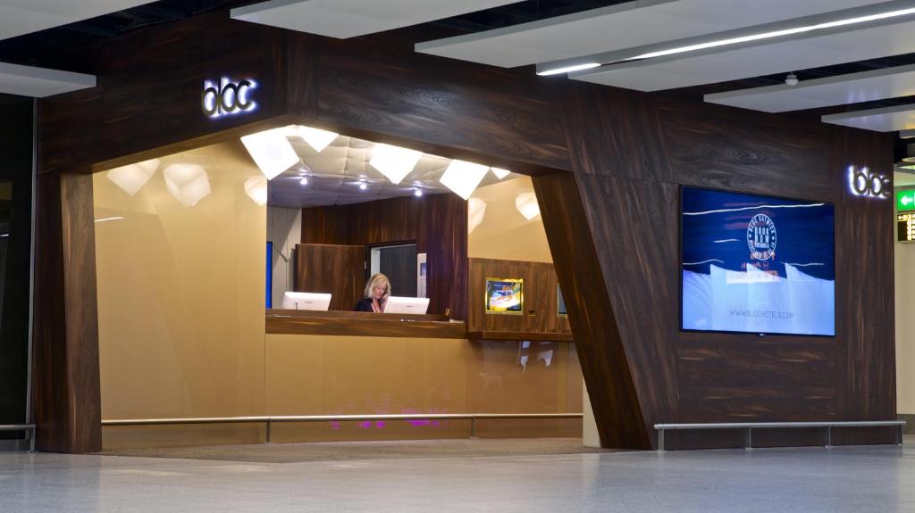 
A television and/or entertainment centre at Bloc Hotel London Gatwick Airport
