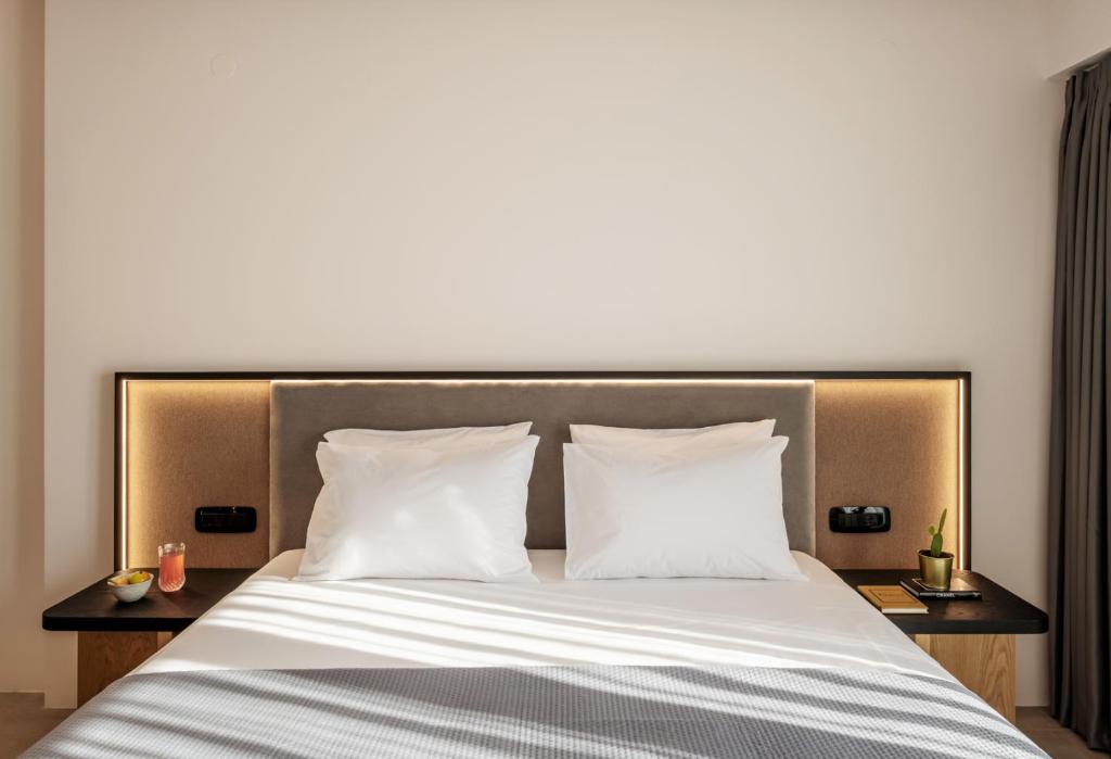 Postel nebo postele na pokoji v ubytování Neapolis 21 Suites, Premium Key Collection