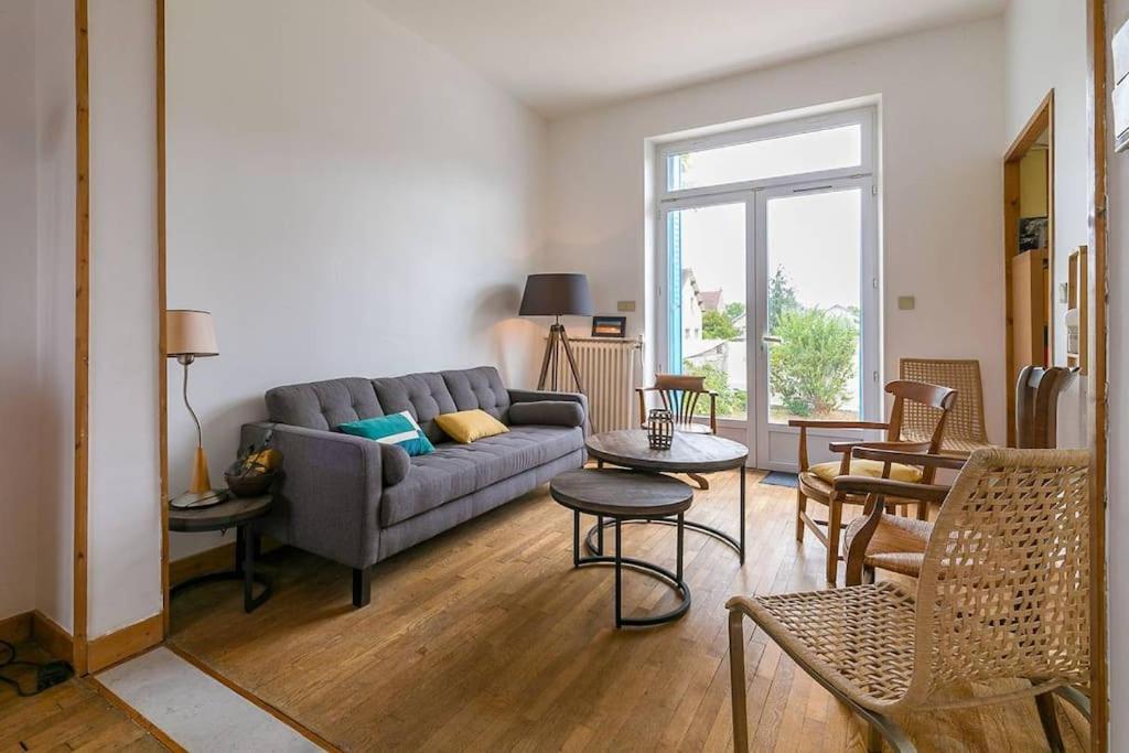 un salon avec un canapé, des tables et des chaises dans l'établissement Le Montrachet, à Dijon