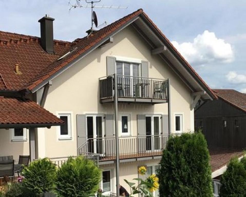 Una casa blanca con balcones en un lateral. en Ferienwohnungen Egerer en Riedenburg