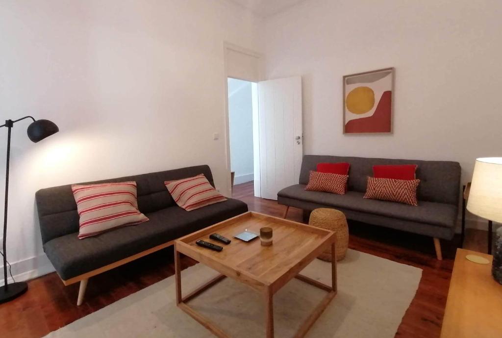 - un salon avec un canapé et une table basse dans l'établissement Stunning Apartment Marquês de Pombal, à Lisbonne