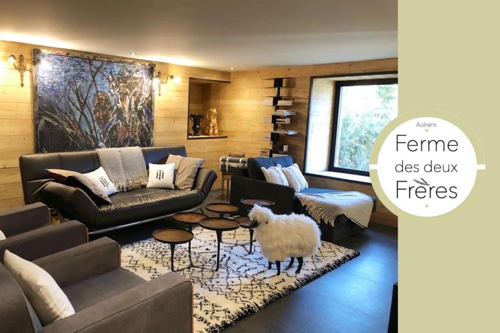 ein Wohnzimmer mit einer Couch und einem Schaf darin in der Unterkunft Ferme des deux Frères, Autrans, Vercors in Autrans