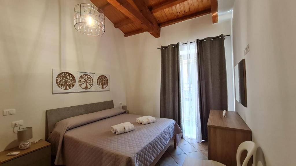 a bedroom with a bed with two towels on it at Casa Ruicella in Crotone