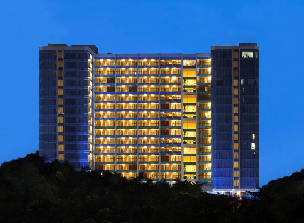 雅加達的住宿－赫維貝斯韋斯特精品酒店，一座高大的建筑,晚上有灯