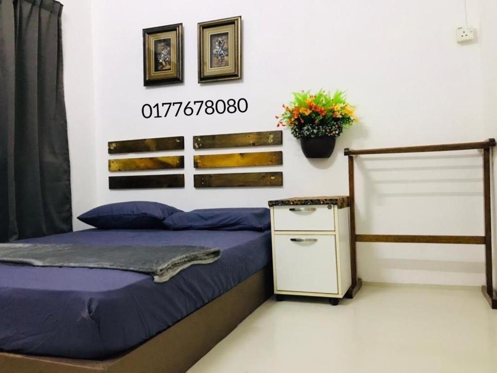 Postel nebo postele na pokoji v ubytování Alyn Home UTHM Parit Raja Coway