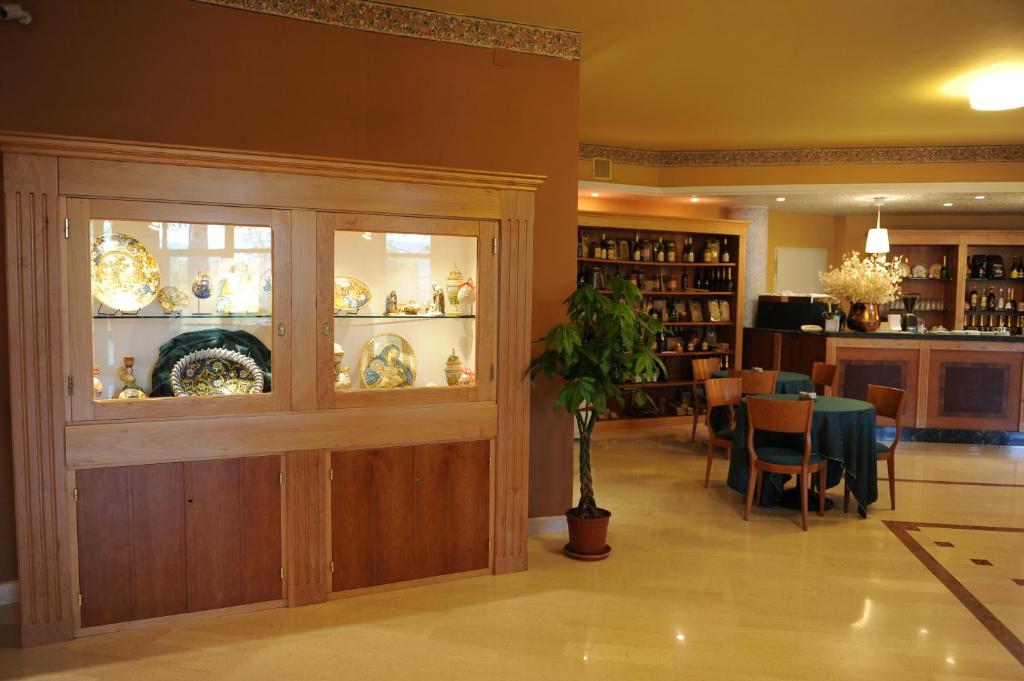 jadalnia ze stołem i jadalnią w obiekcie Hotel Arimannia w mieście Caramanico Terme