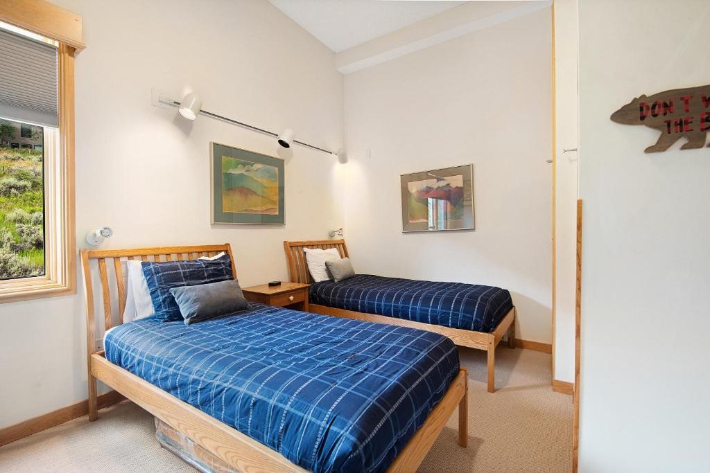 Postel nebo postele na pokoji v ubytování Sun Vail unit 32D