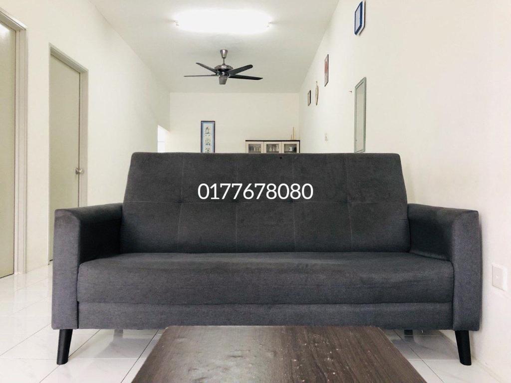 Sofá negro en la sala de estar con ventilador de techo en Alyn Home Batu Pahat Wifi Coway, en Batu Pahat