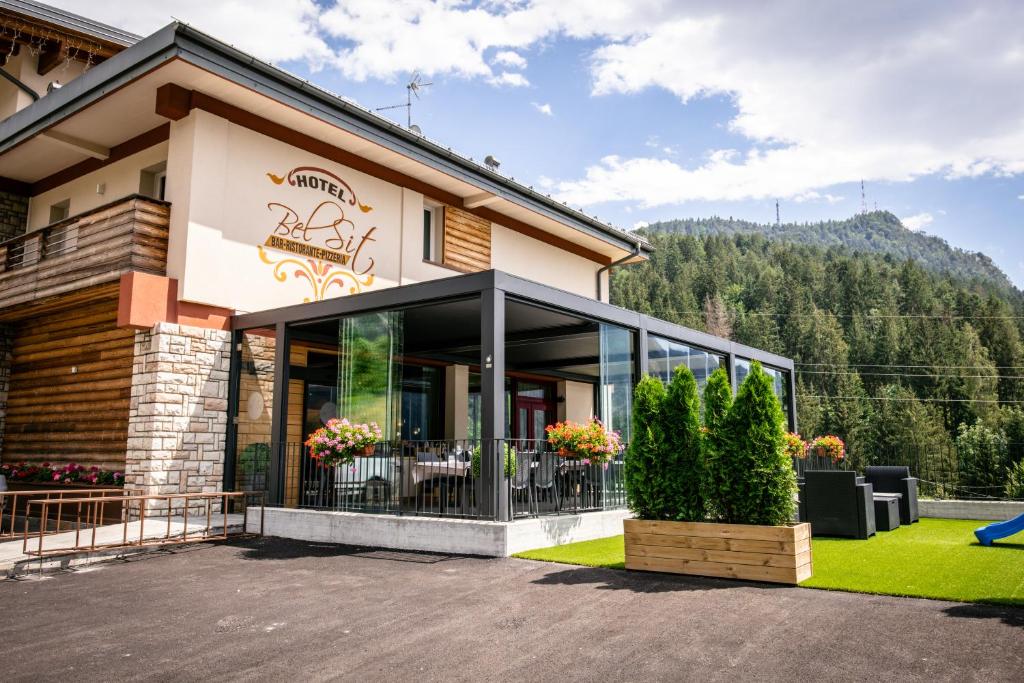 Nespecifikovaný výhled na hory nebo výhled na hory při pohledu z hotelu
