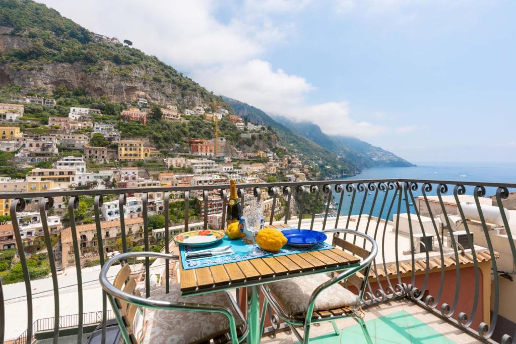 stół na balkonie z widokiem na miasto w obiekcie Nautilus House w mieście Positano