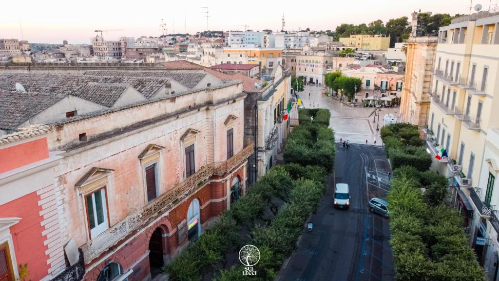 een luchtzicht op een straat met gebouwen bij Sui Lecci in Matera