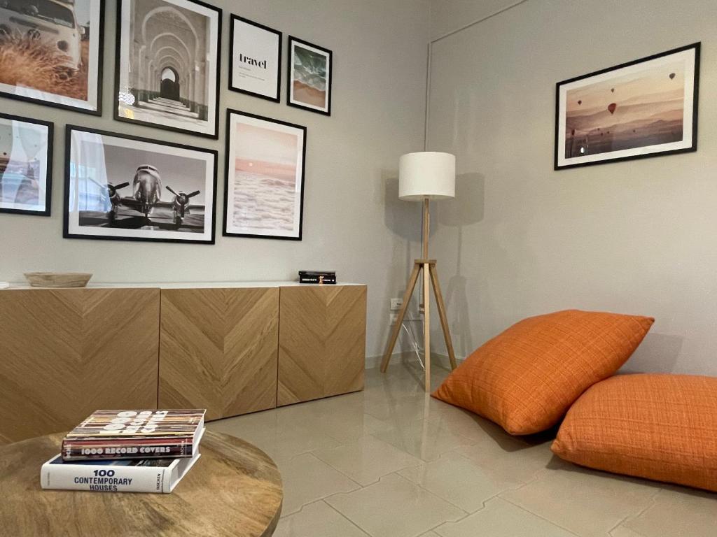 a living room with a couch and a table at Casa Kippis - Rifinito appartamento con posto auto in Taranto