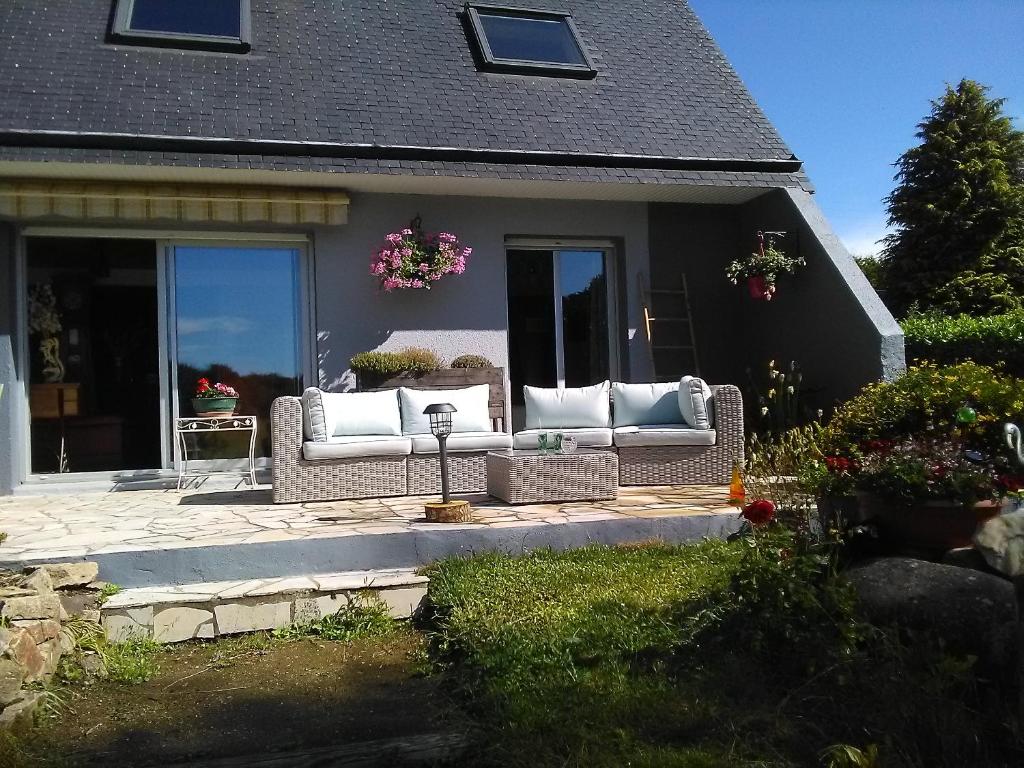 eine Terrasse mit Sofas auf der Vorderseite eines Hauses in der Unterkunft Ty Eflenn in Locunolé