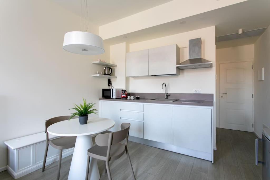 A kitchen or kitchenette at Residenza SubitoSanto - Appartamento 5B "Giotto"