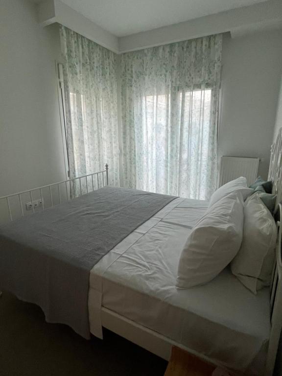 Posteľ alebo postele v izbe v ubytovaní Fofi's City Center Apartment