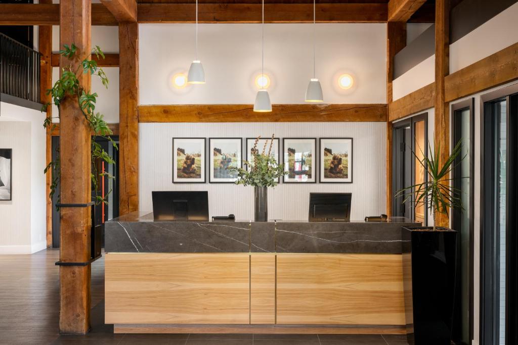 a lobby with a reception desk in a building at Buffalo Mountain Lodge in Banff