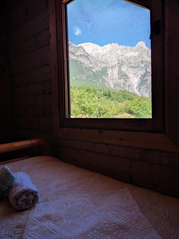 Nespecifikovaný výhled na hory nebo výhled na hory při pohledu z penzionu