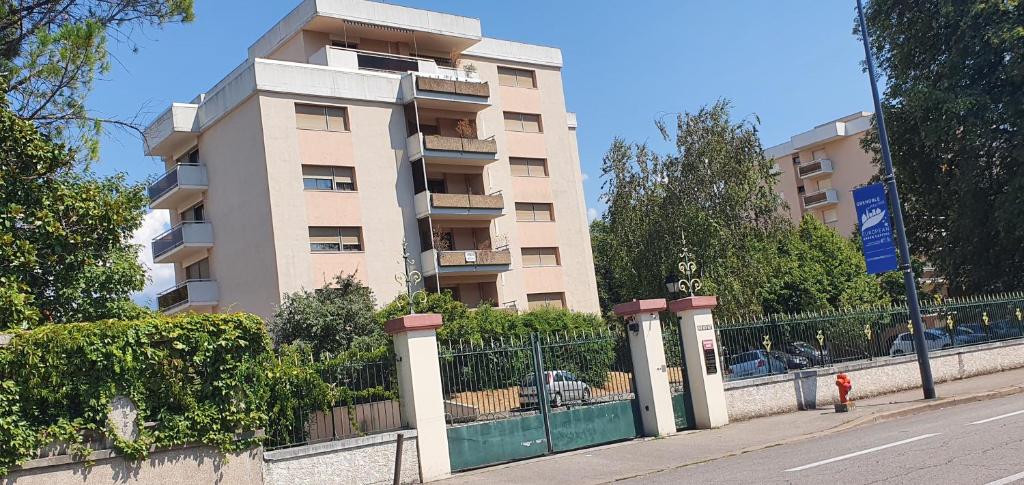 un edificio alto con una valla delante en Résidence Prestige, Calme & Terrasse Ensoleillée, en Grenoble