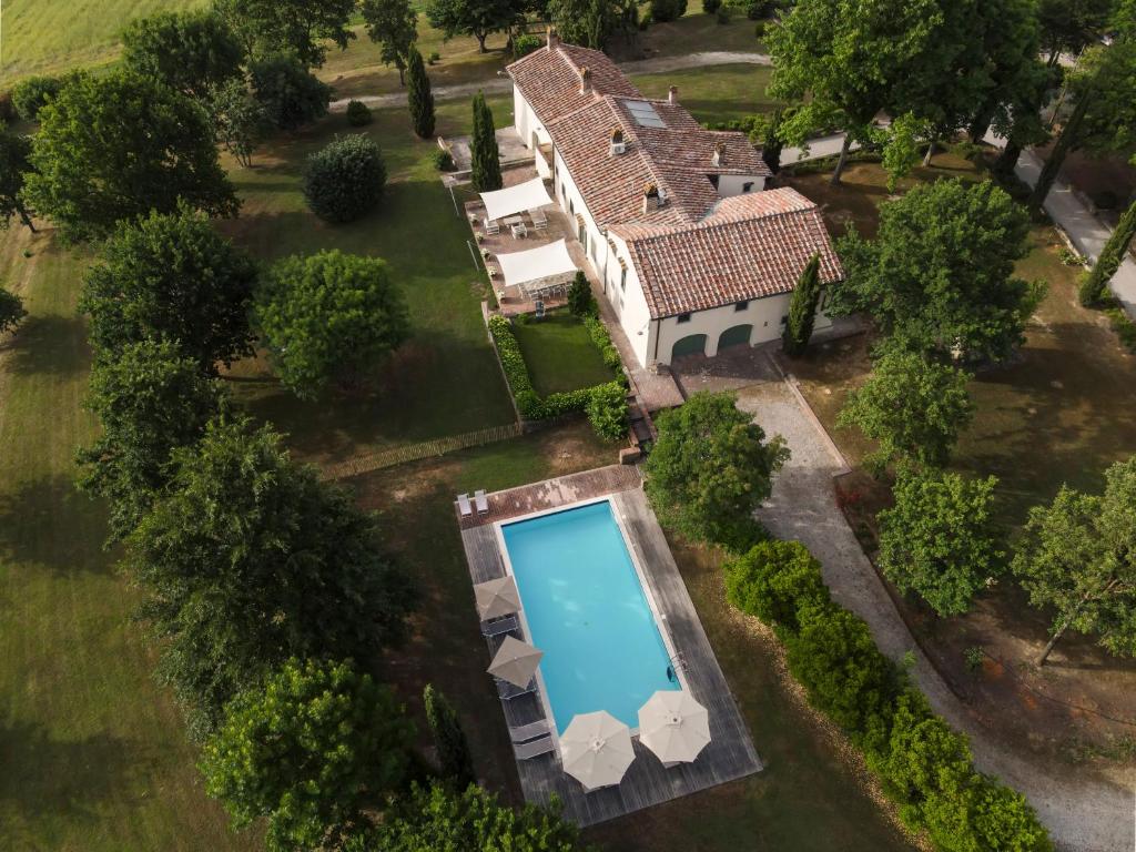 einen Blick über ein Haus mit Pool in der Unterkunft Villa Colonica Tuori at Tenuta Schifanoia in San Piero a Sieve