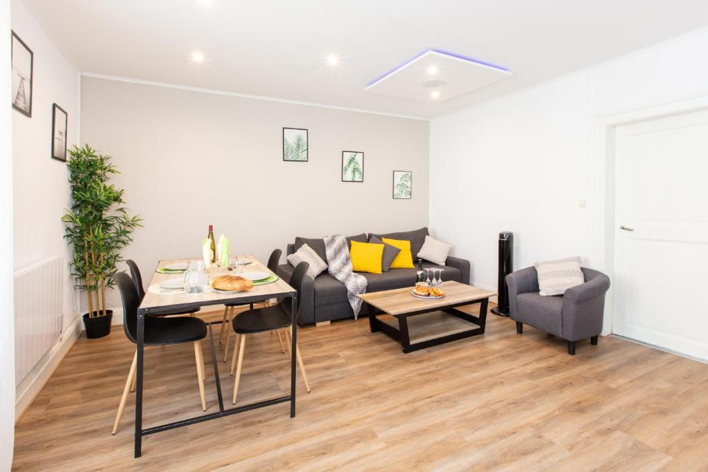 un salon avec un canapé et une table dans l'établissement Le Green St Léon : Lit Queen Size * WIFI * Idéal Couple, à Colmar