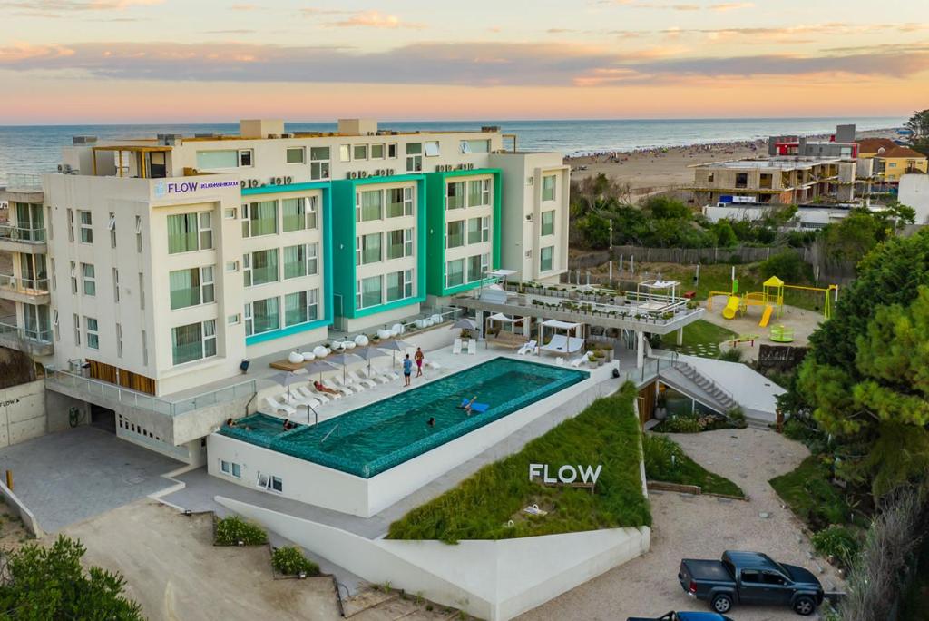 una vista aérea de un hotel con piscina y playa en Flow Apart & Spa en Las Gaviotas