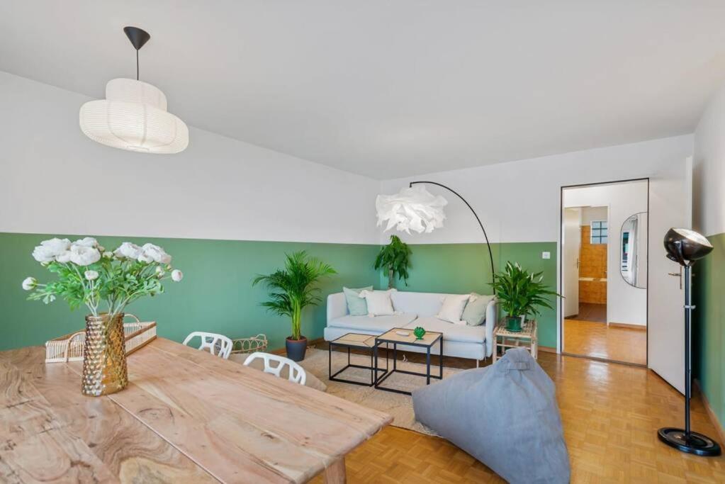 a living room with a table and a couch at Beautiful Boutique Apartment DRAHTZUG8 in Zürich