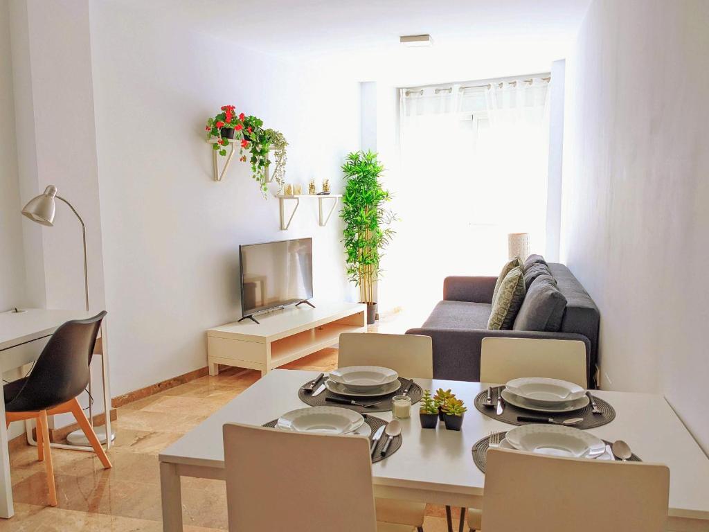 Zdjęcie z galerii obiektu Precioso apartamento céntrico con parking privado w mieście Torremolinos