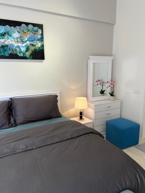 Postel nebo postele na pokoji v ubytování By The Sea Beachfront Designer Suites Penang - Managed by Art of Tree