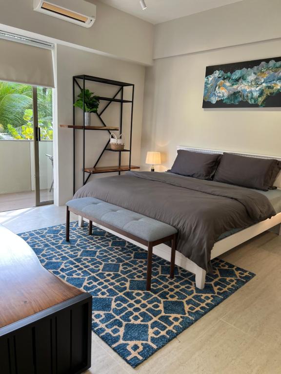 Postel nebo postele na pokoji v ubytování By The Sea Beachfront Designer Suites Penang - Managed by Art of Tree