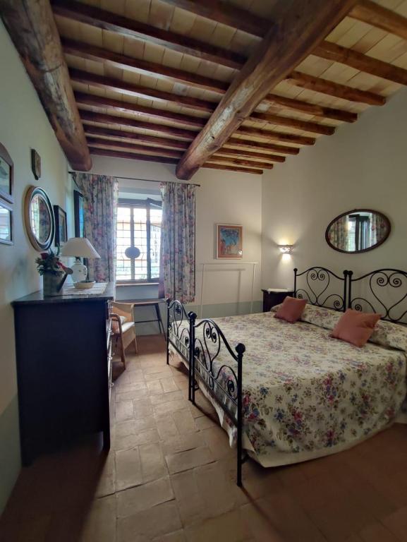 sypialnia z łóżkiem, biurkiem i oknem w obiekcie Agriturismo Le Casette Sul Lago w mieście Montefiascone