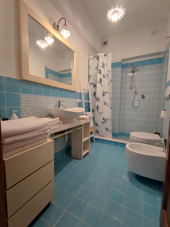 łazienka z umywalką, toaletą i lustrem w obiekcie Agriturismo Le Casette Sul Lago w mieście Montefiascone
