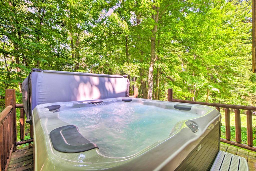 Vacation Home Mohican Area Log Cabin with Private Hot Tub!, Perrysville,  USA - Booking.com
