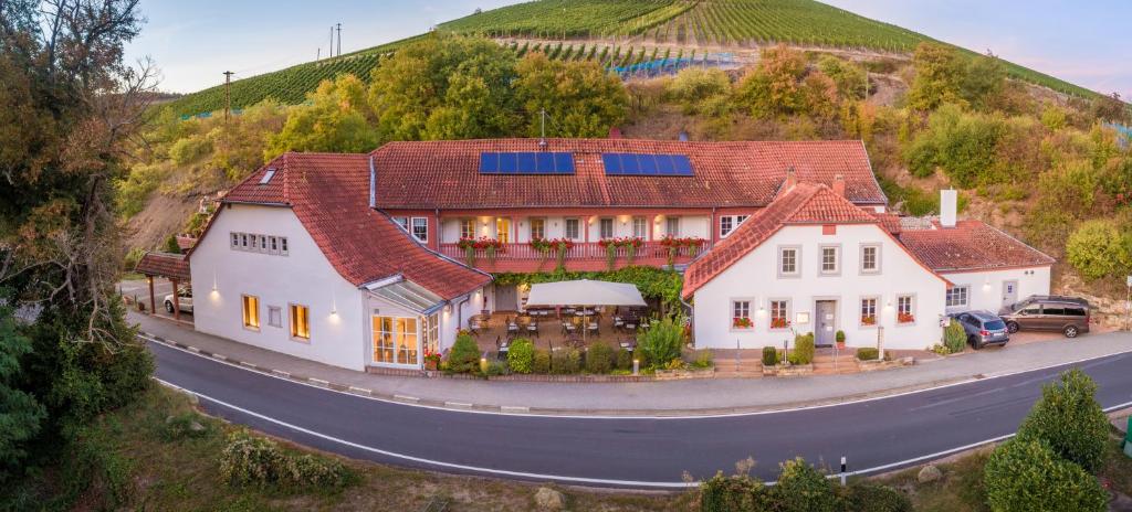a house on the side of a road at Ferienappartements Hermannshöhle in Niederhausen