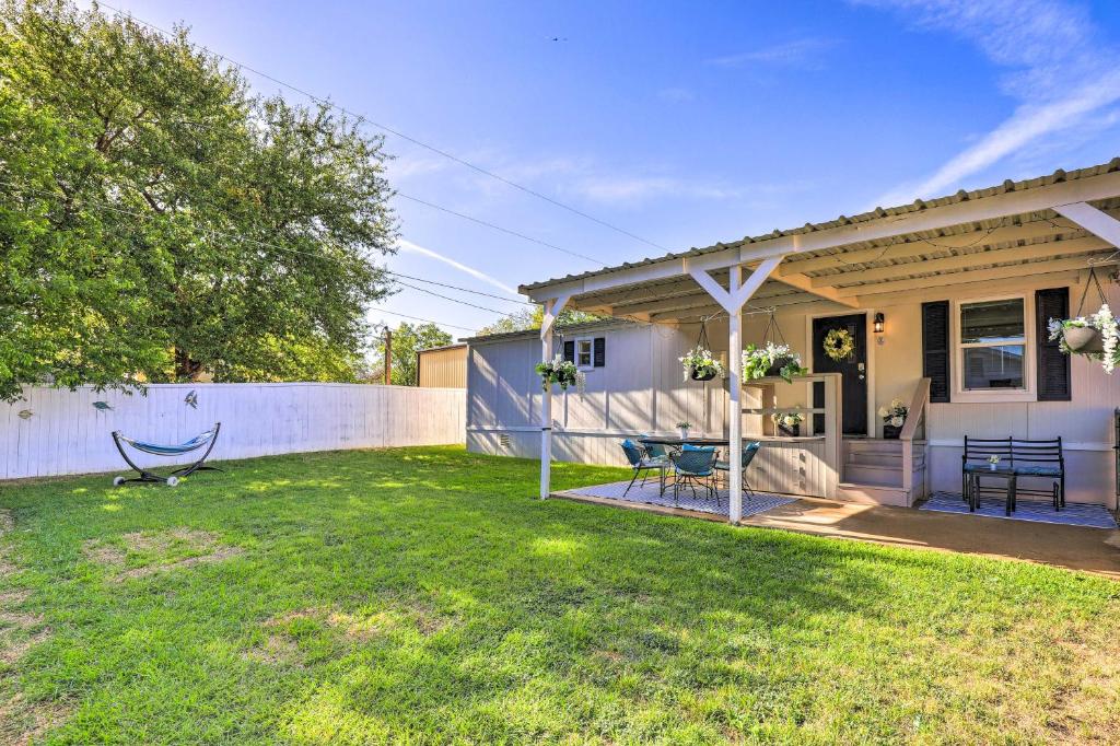 une maison avec une cour et une clôture dans l'établissement Charming Lake Dallas Home with Furnished Patio!, à Lake Dallas