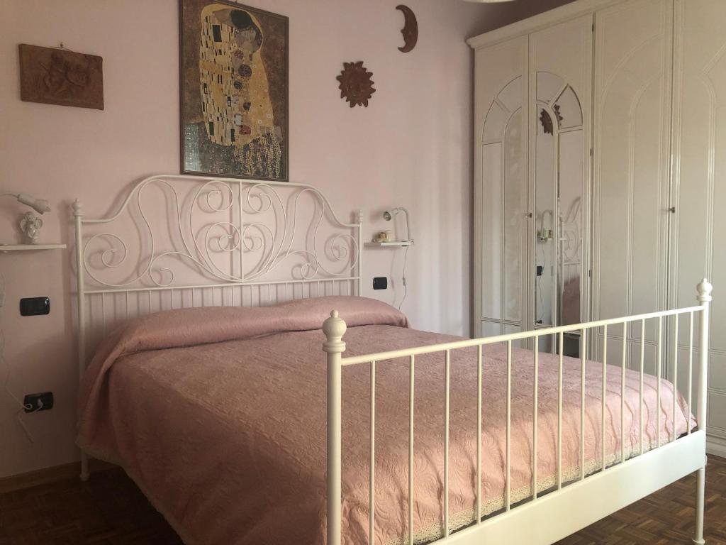 B&B MARILYN في رافينا: غرفة نوم بسرير ابيض وسكة بيضاء