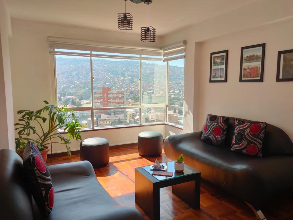 un soggiorno con divano e una grande finestra di Apartamento Céntrico, Privado, Iluminado, Soleado, Av Arce a La Paz